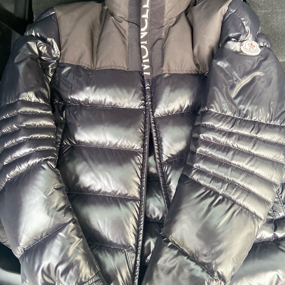 Men’s Moncler size 1. Can fit as a woman’s size 2/3